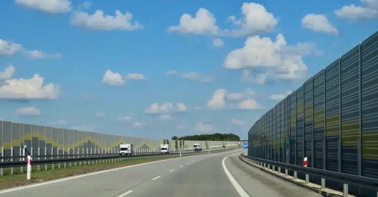 Droga z ekranami akustycznymi